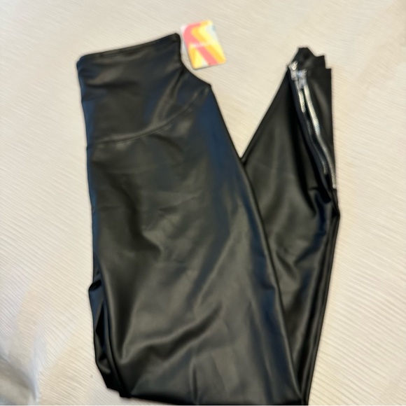🆕 YUMMIE Faux Leather Leggings W/ Zipper Black Size M NWT